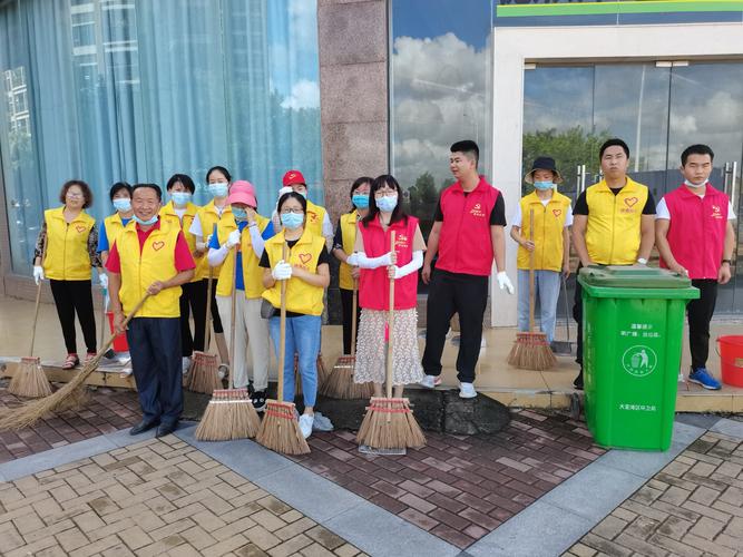 德惠社区志愿服务队开展清洁家园行动日活动