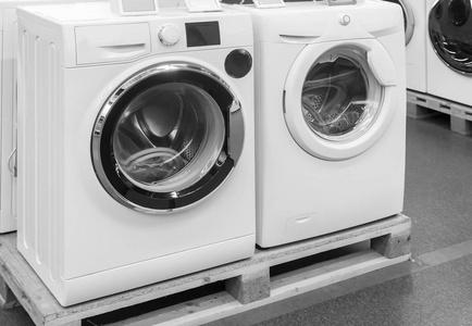 家务劳动概念洗衣店春季大扫除-洗衣机脏衣服用于大量洗涤纺织品的